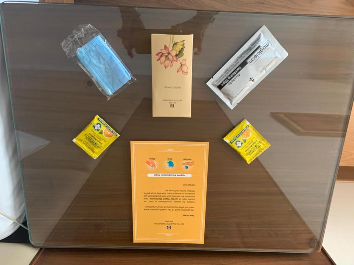 מלון ניו דלהי Jaypee Vasant Continental מראה חיצוני תמונה A set of amenities provided by the airline