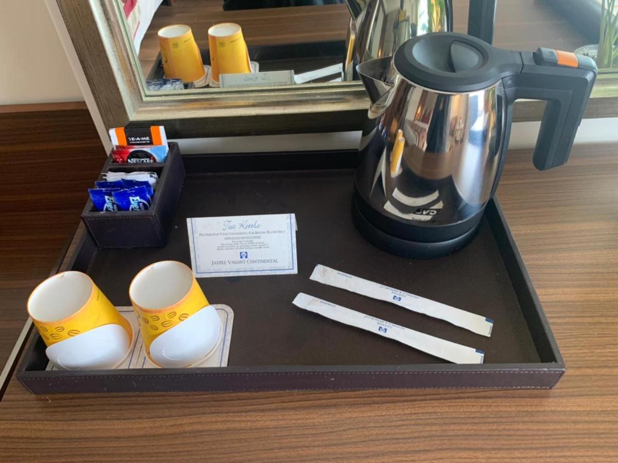 מלון ניו דלהי Jaypee Vasant Continental מראה חיצוני תמונה A kettle and tea tray in a hotel room