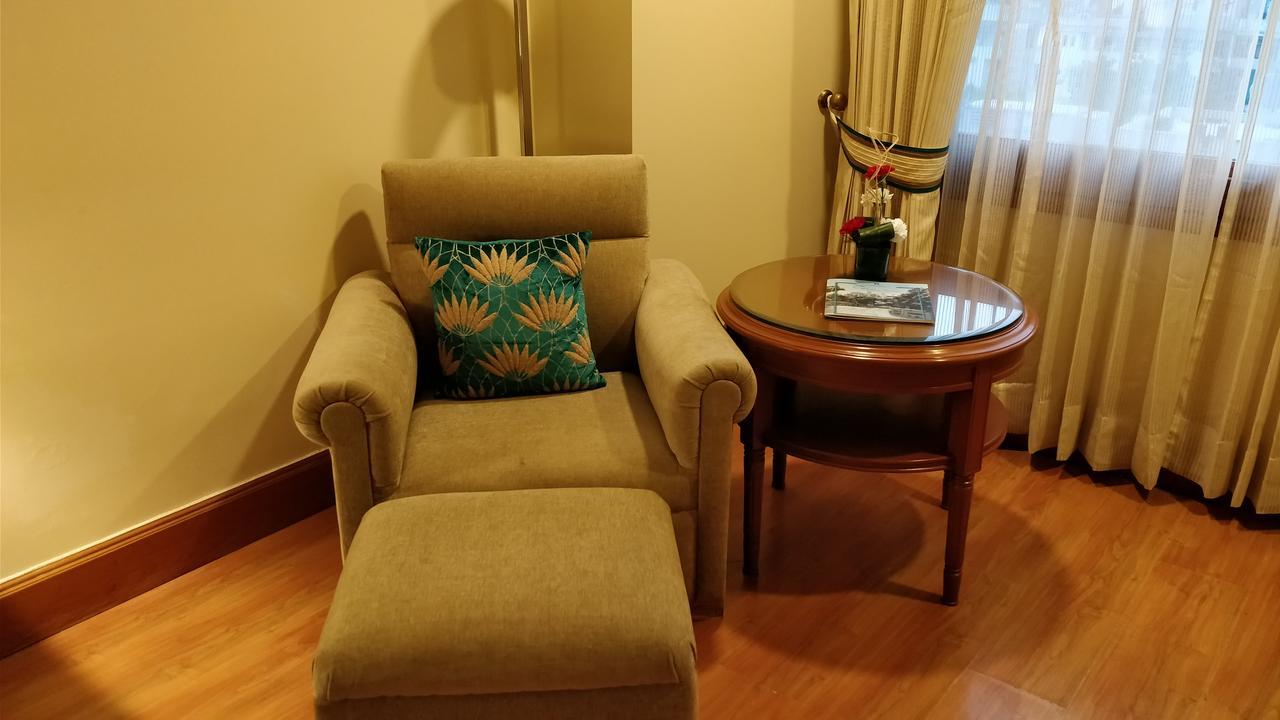 מלון ניו דלהי Jaypee Vasant Continental מראה חיצוני תמונה A chair with a footrest