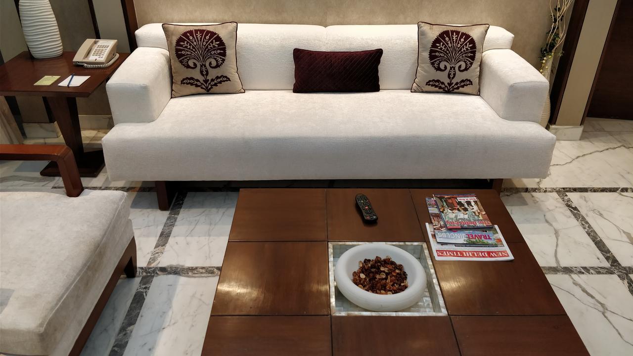 מלון ניו דלהי Jaypee Vasant Continental מראה חיצוני תמונה A contemporary sofa