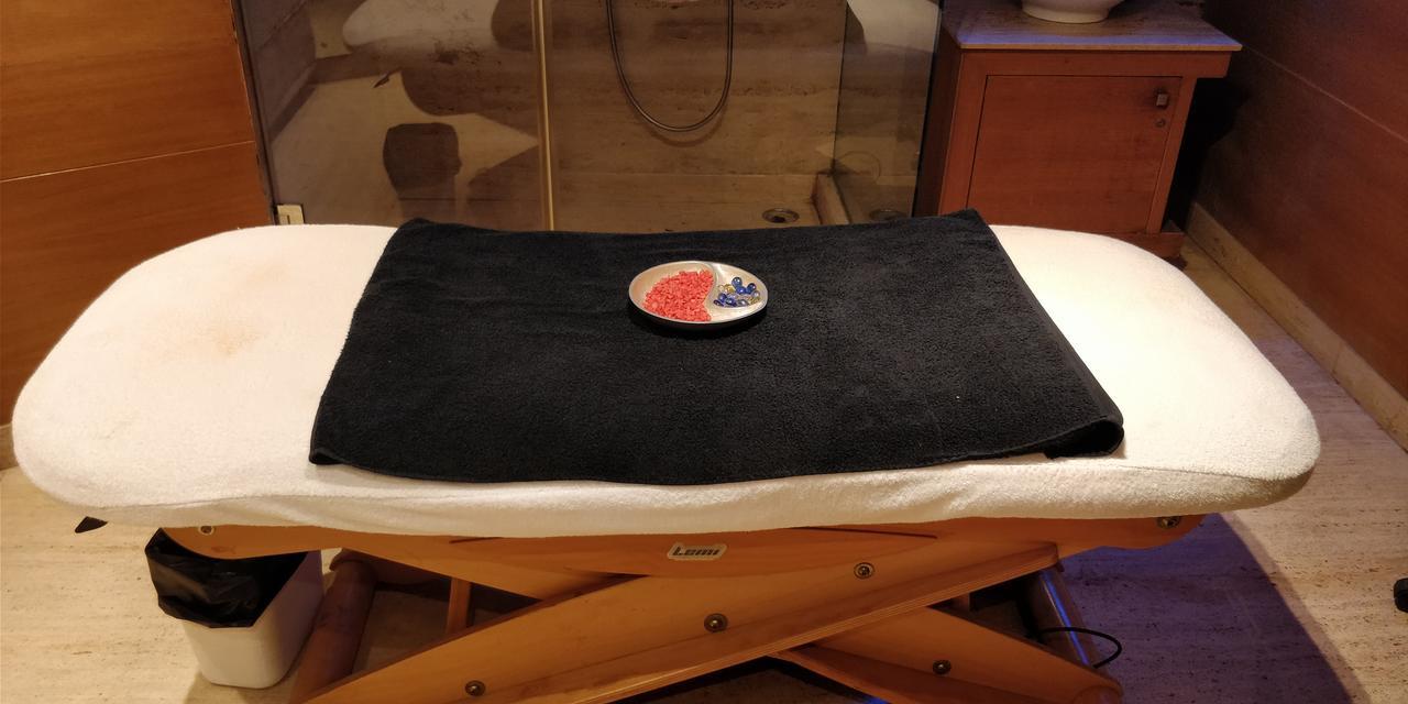 מלון ניו דלהי Jaypee Vasant Continental מראה חיצוני תמונה A massage table with a massage stone