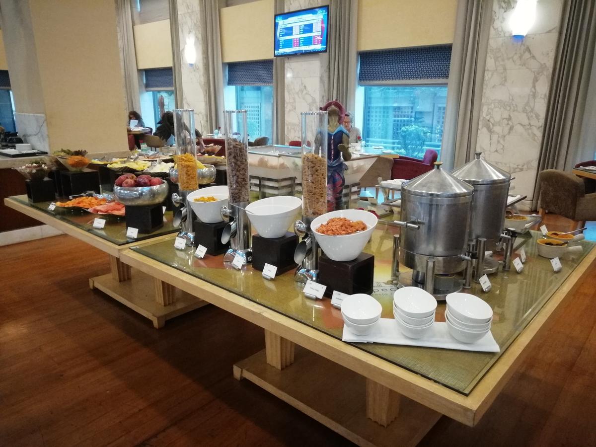 מלון ניו דלהי Jaypee Vasant Continental מראה חיצוני תמונה A buffet at a hotel