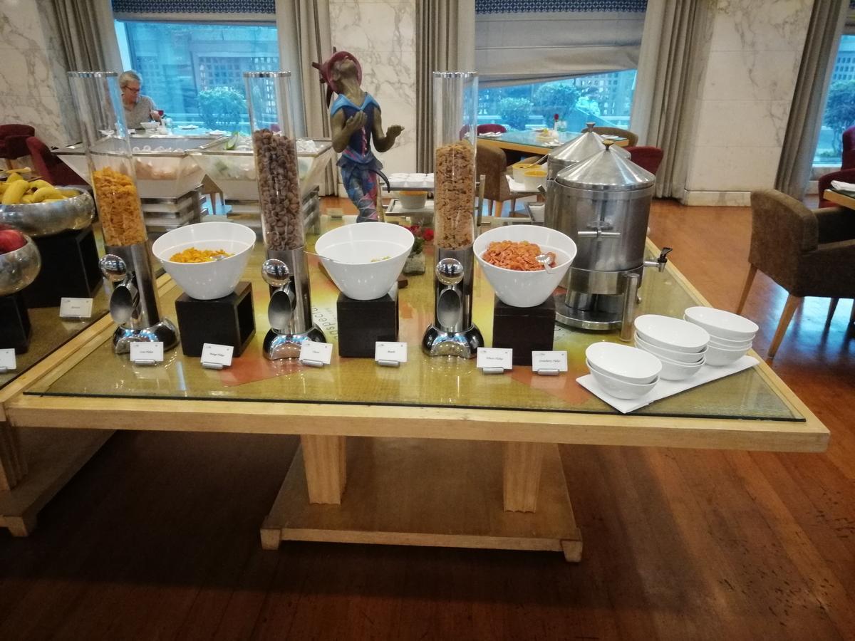 מלון ניו דלהי Jaypee Vasant Continental מראה חיצוני תמונה A breakfast buffet at the Royal Garden Hotel, Bangkok, Thailand