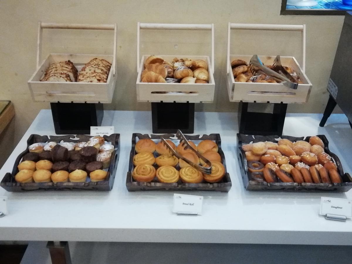מלון ניו דלהי Jaypee Vasant Continental מראה חיצוני תמונה A selection of pastries at a bakery